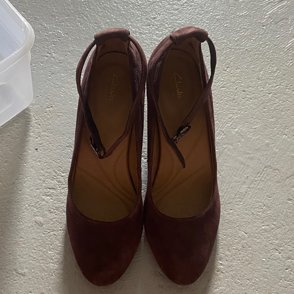 Clarks Women's Burgundy Suede Ankle-Strap Pumps US7M